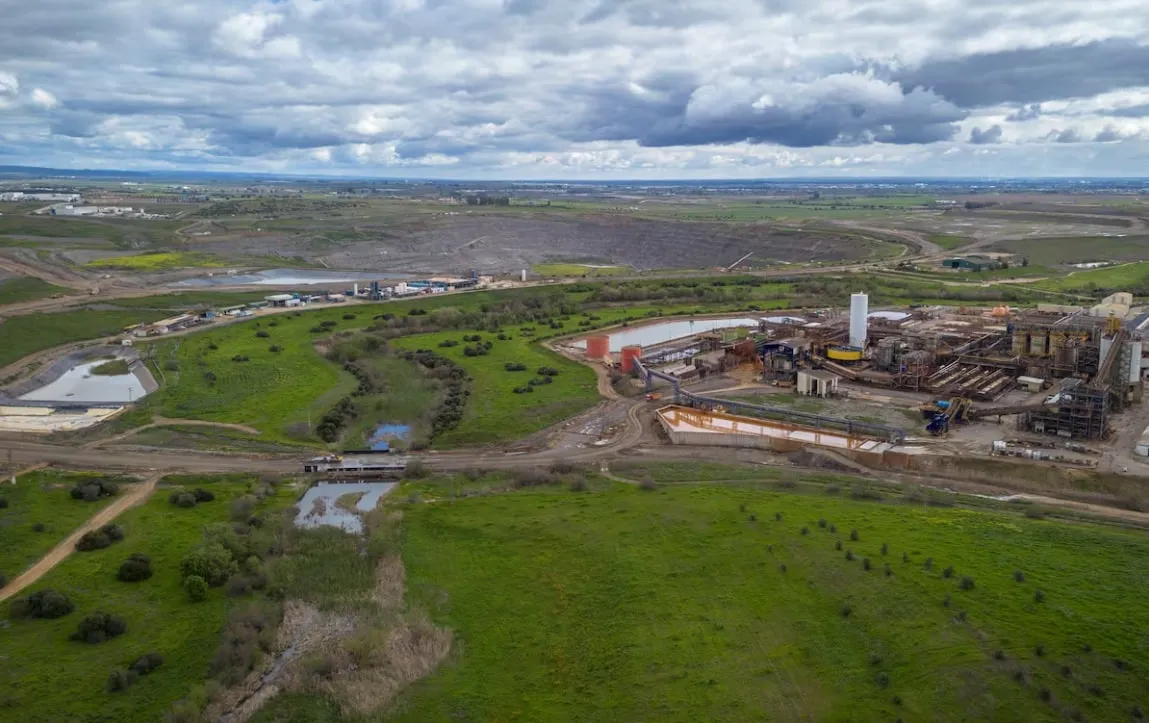 Los Ayuntamientos de Sanlúcar y Chipiona denuncian los vertidos mineros en el Guadalquivir ante la Fiscalía