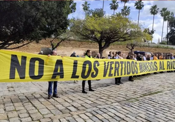 Reparten botellas de agua contaminada para protestar contra el vertido de la mina de Aznalcóllar